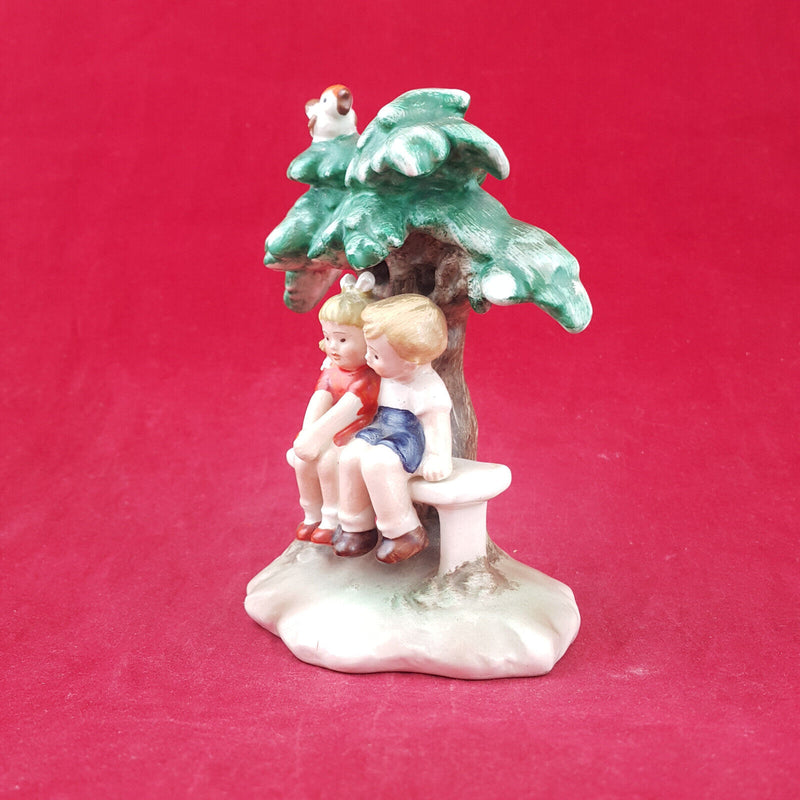 Goebel Kinderland - 2 Children Sitting On A Bench Besides A Tree GF 97 - TF 119