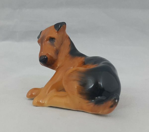 Royal Doulton Figurine Airedale Terrier Lying K5 - Minor Crack