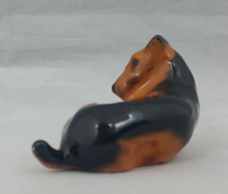 Royal Doulton Figurine Airedale Terrier Lying K5 - Minor Crack