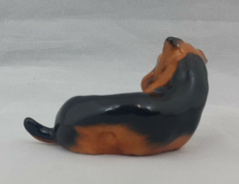 Royal Doulton Figurine Airedale Terrier Lying K5 - Minor Crack