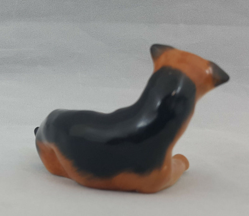 Royal Doulton Figurine Airedale Terrier Lying K5 - Minor Crack