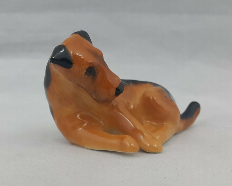 Royal Doulton Figurine Airedale Terrier Lying K5 - Minor Crack