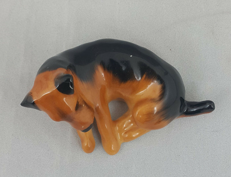 Royal Doulton Figurine Airedale Terrier Lying K5 - Minor Crack