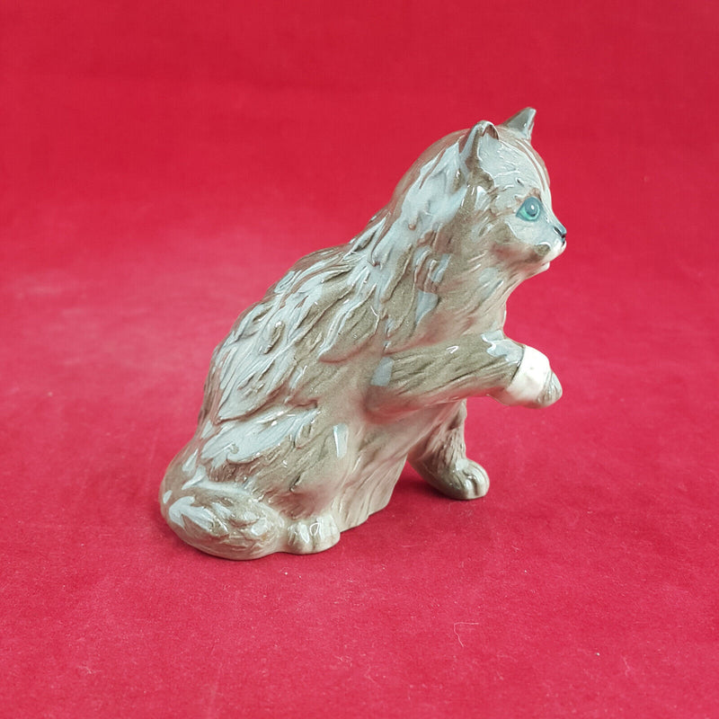 Royal Doulton Cats - Cat With Bandaged Paw DA195 - RD 1651