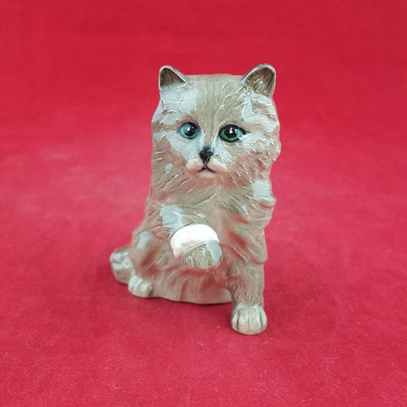 Royal Doulton Cats - Cat With Bandaged Paw DA195 - RD 1651