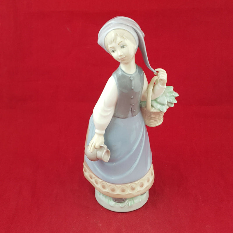 Lladro - Woman With Scarf 5024 - L/N 1024