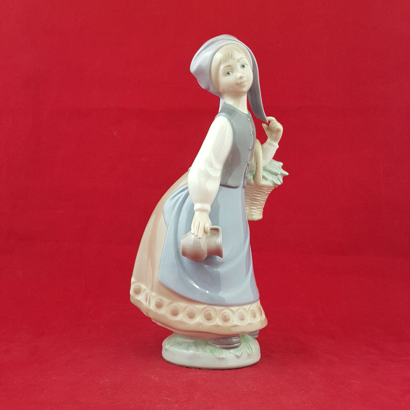 Lladro - Woman With Scarf 5024 - L/N 1024