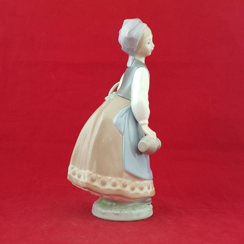 Lladro - Woman With Scarf 5024 - L/N 1024