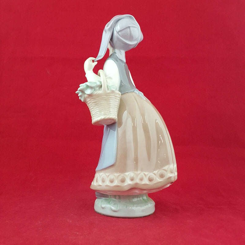 Lladro - Woman With Scarf 5024 - L/N 1024