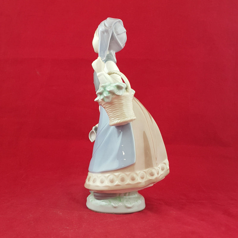 Lladro - Woman With Scarf 5024 - L/N 1024