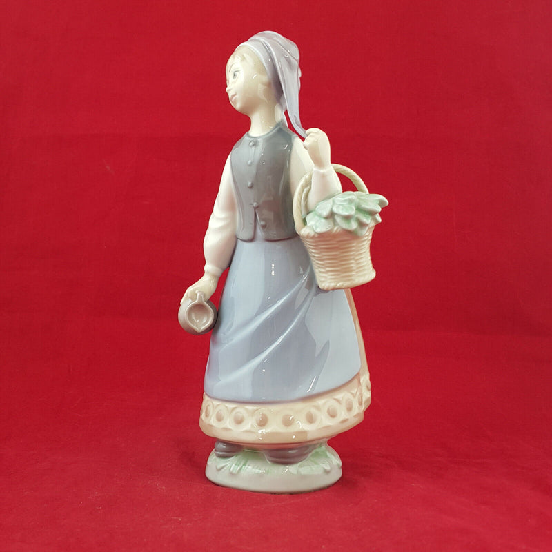 Lladro - Woman With Scarf 5024 - L/N 1024