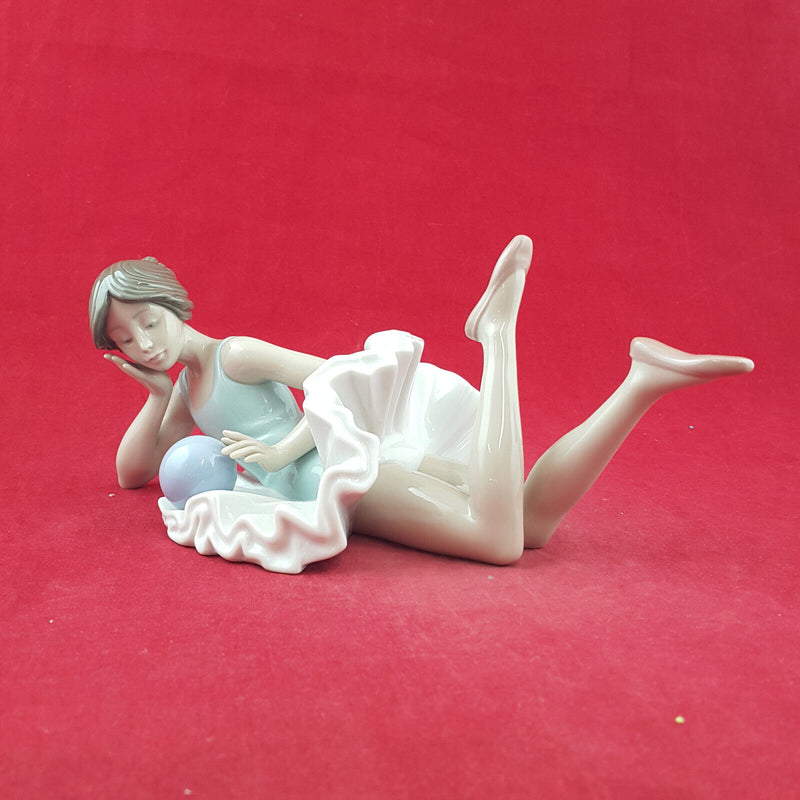 Lladro Nao Figurine - Ballerina With Ball 1178 - L/N 3725