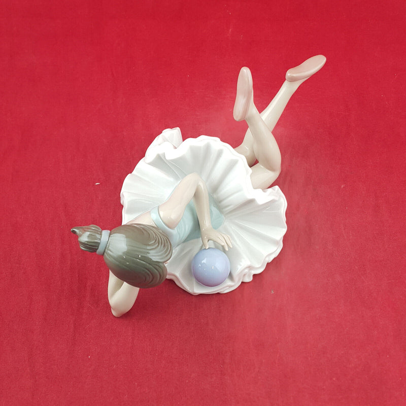 Lladro Nao Figurine - Ballerina With Ball 1178 - L/N 3725