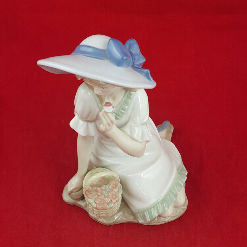 Nao By Lladro - Meadow Song 1365 - L/N 1011