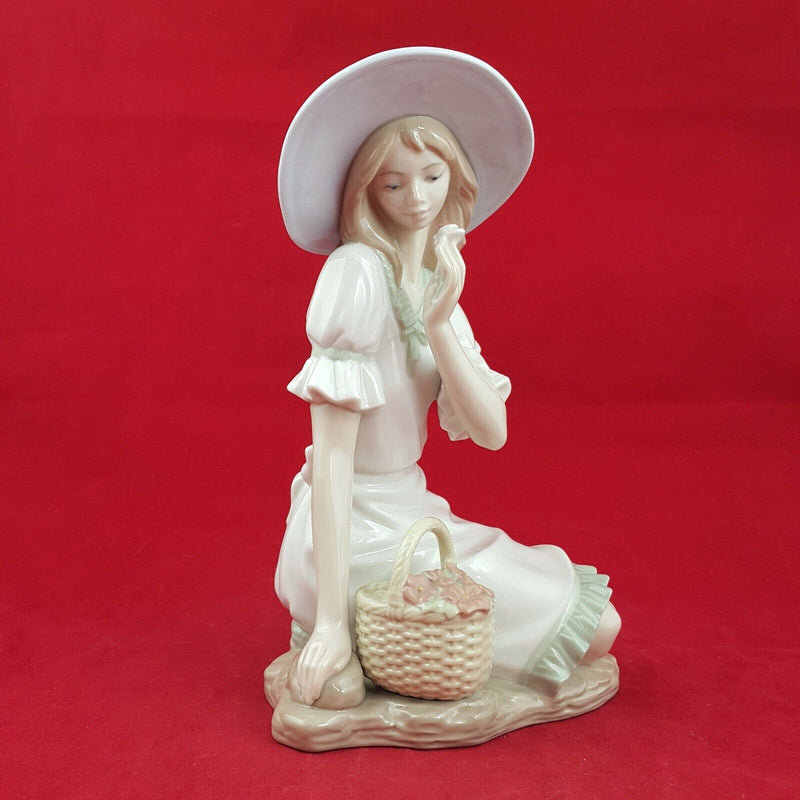 Nao By Lladro - Meadow Song 1365 - L/N 1011