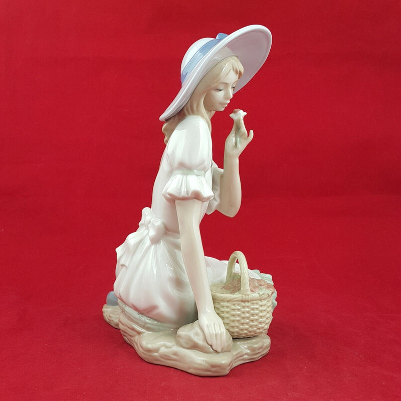 Nao By Lladro - Meadow Song 1365 - L/N 1011