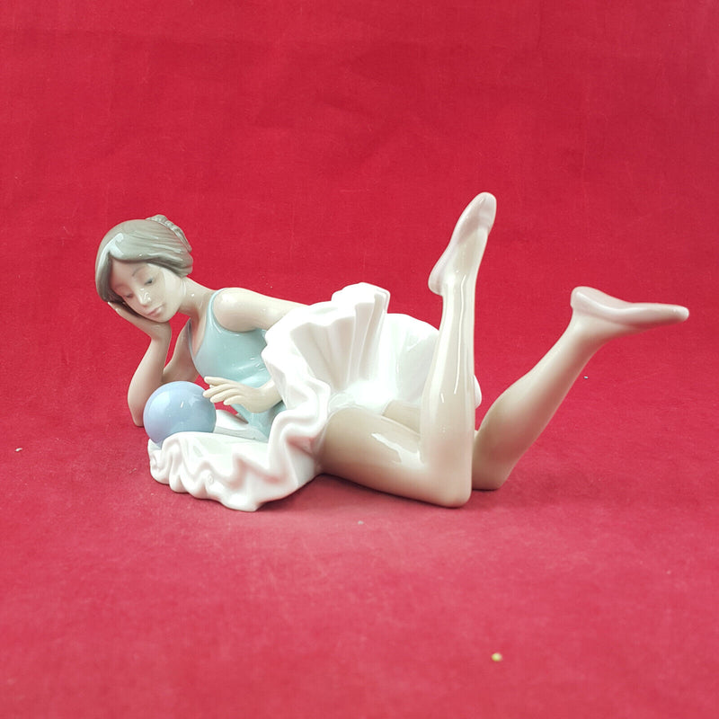 Lladro Nao Figurine - Ballerina With Ball 1178 - L/N 3724