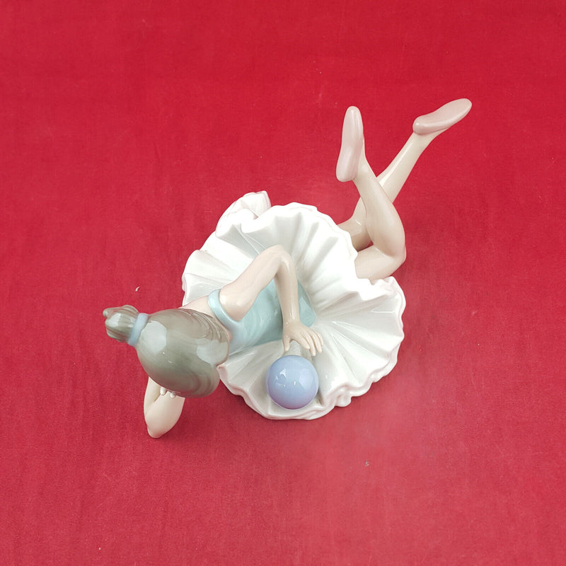 Lladro Nao Figurine - Ballerina With Ball 1178 - L/N 3724