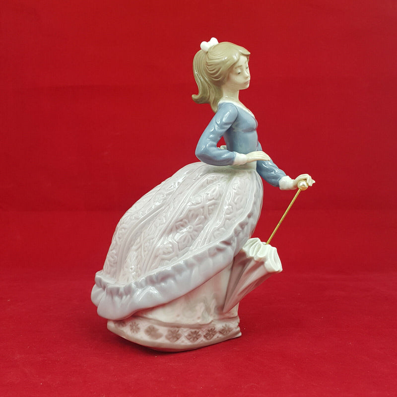 Lladro 5212 Lady with Parasol - Evita