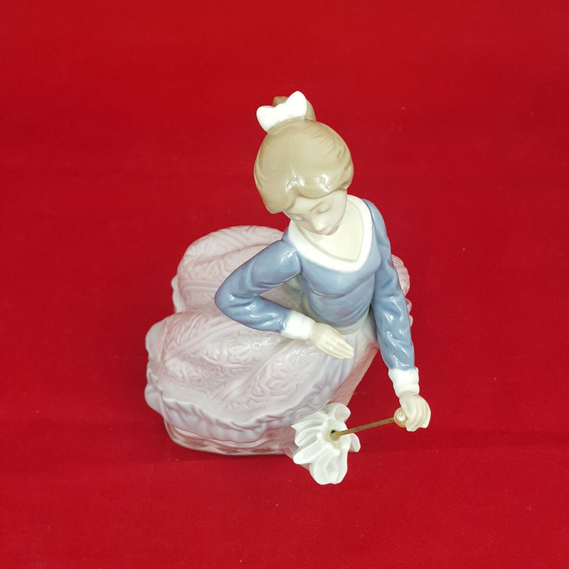 Lladro 5212 Lady with Parasol - Evita