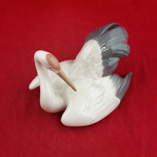 Lladro - Nesting Crane 1599 - L/N 1452