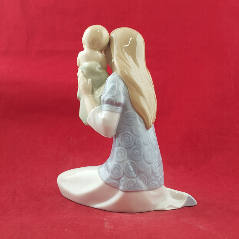 Lladro Nao Figure - The Greatest Bond 1554 - L/N 3157