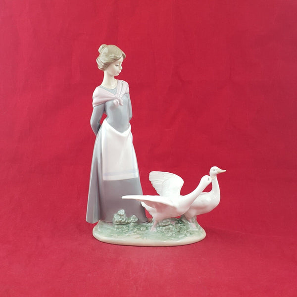 Lladro Porcelain Figurine 5659 - Girl with Geese / Barnyard Scene Goose Girl - 7