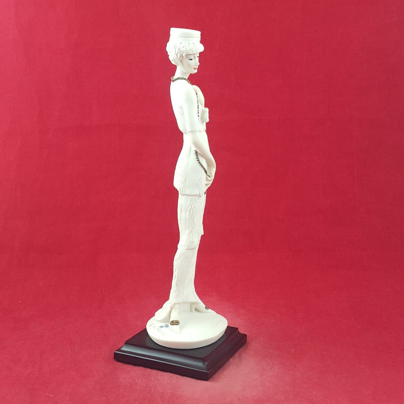 Giuseppe Armani Figuirne Lady with Chain Statue Florence - 8716 O/A