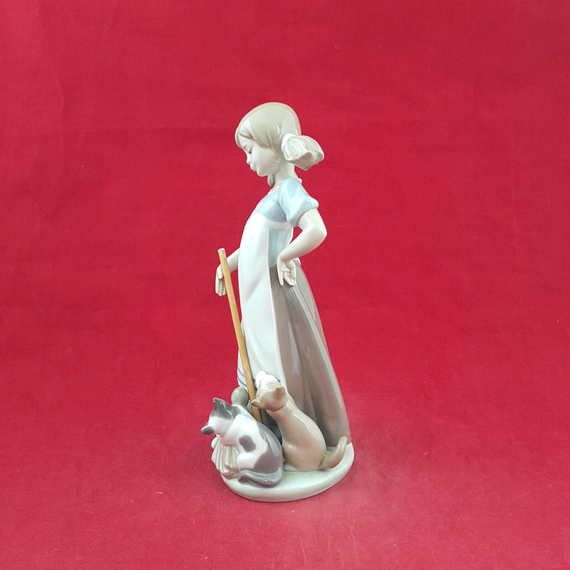 Lladro Porcelain Figurine 5232 Girl Playful Kittens in Gloss (Damaged) - 8161 L/