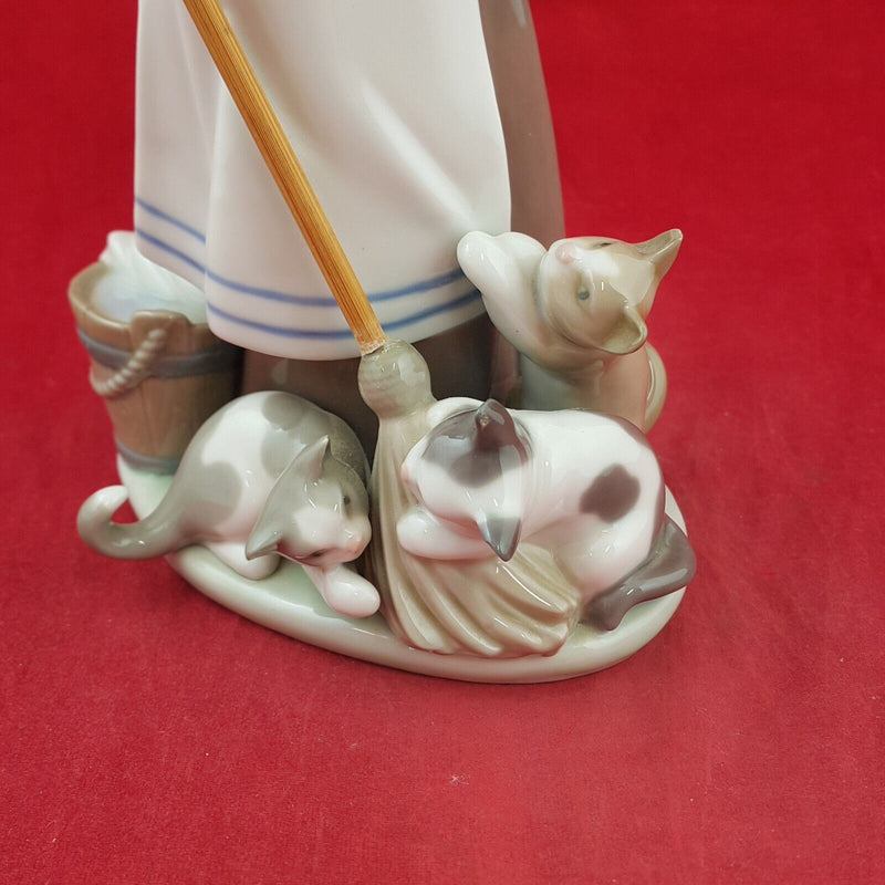 Lladro Porcelain Figurine 5232 Girl Playful Kittens in Gloss (Damaged) - 8161 L/