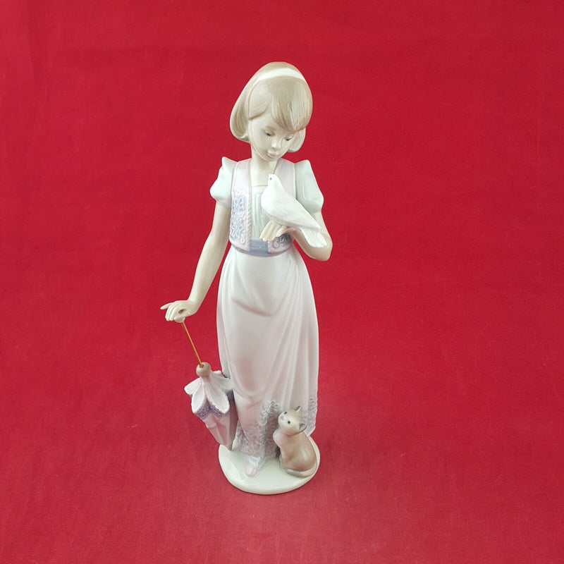 Nao by Lladro Figurine 7611 Summer Stroll - 7582 L/N