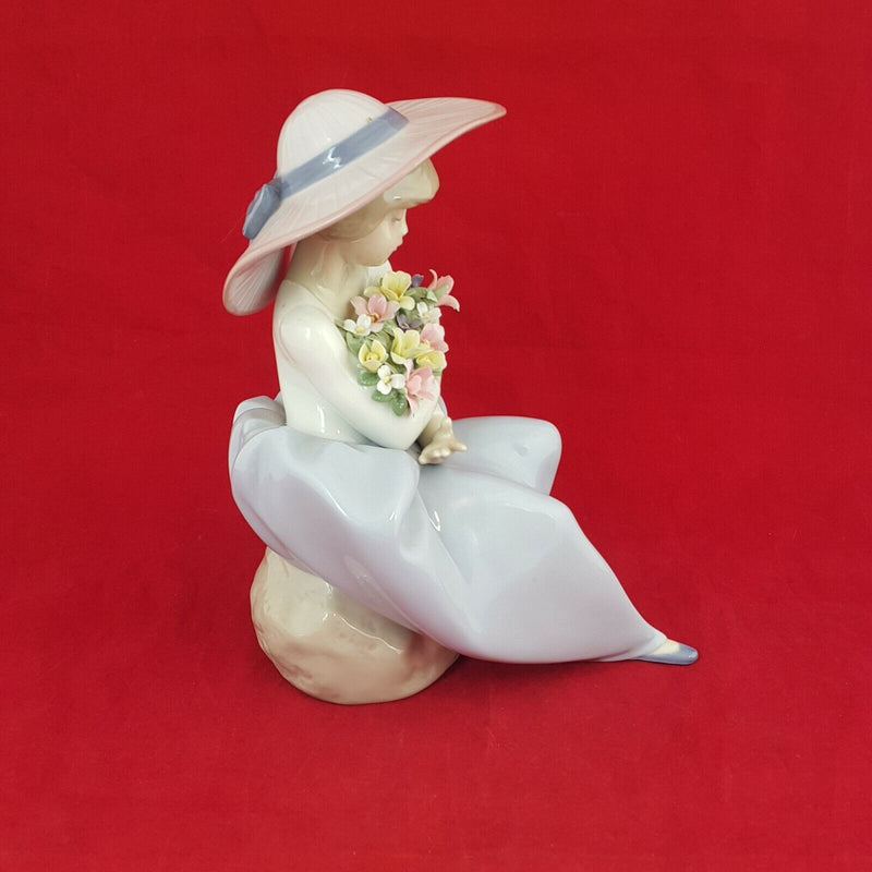 Lladro Figurine - Fragrant Bouquet Girl (Damaged) - 5952  L/N