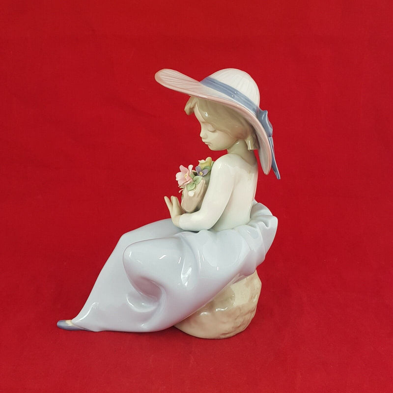 Lladro Figurine - Fragrant Bouquet Girl (Damaged) - 5952  L/N