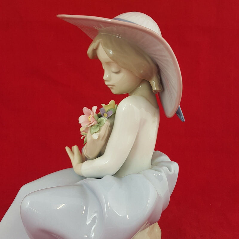 Lladro Figurine - Fragrant Bouquet Girl (Damaged) - 5952  L/N