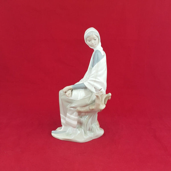 Lladro Figurine 4576 - Shepherd Lady Sitting & Watching A Bird (Restoed) - 5950