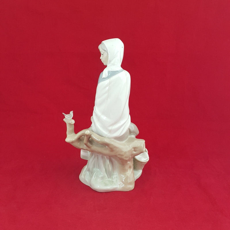 Lladro Figurine 4576 - Shepherd Lady Sitting & Watching A Bird (Restoed) - 5950