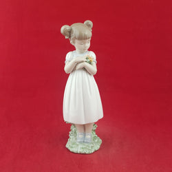 Nao by Lladro - Flowers For Mommy 8021  - 7695 L/N