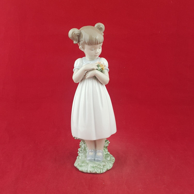 Nao by Lladro - Flowers For Mommy 8021  - 7695 L/N