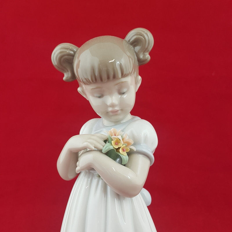 Nao by Lladro - Flowers For Mommy 8021  - 7695 L/N