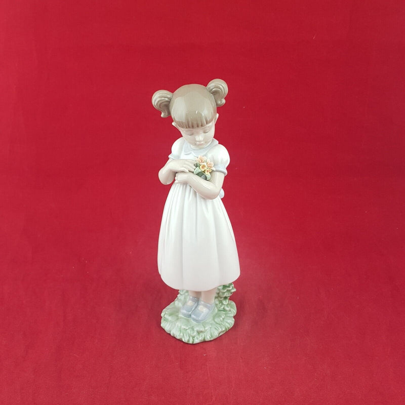 Nao by Lladro - Flowers For Mommy 8021  - 7695 L/N