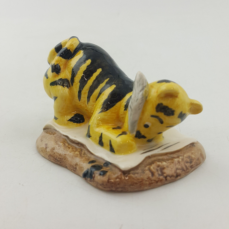 Royal Doulton Winnie The Pooh - Tigger Signs The Rissolution WP6 - RD 2892