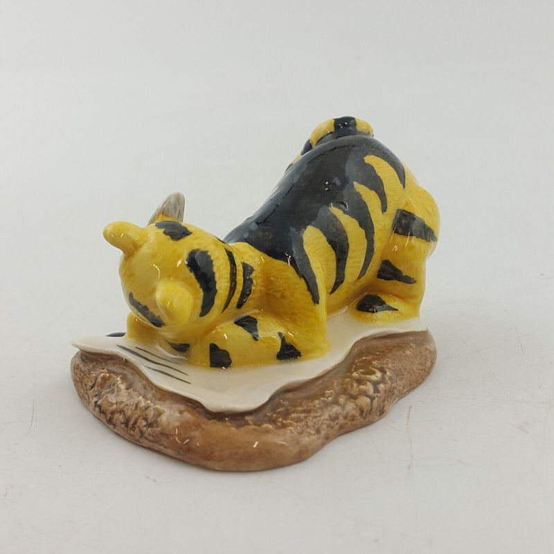 Royal Doulton Winnie The Pooh - Tigger Signs The Rissolution WP6 - RD 2892