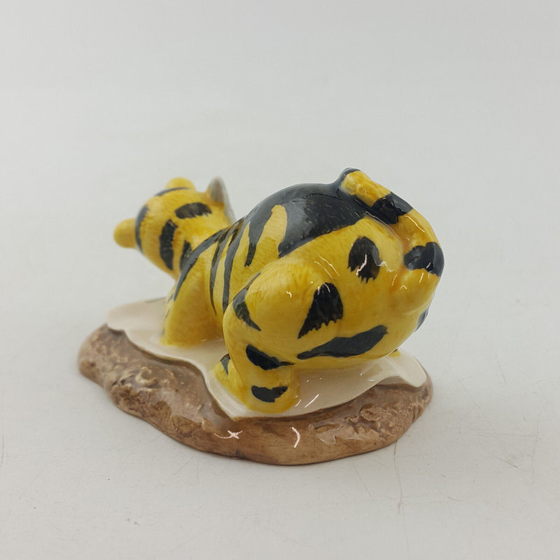 Royal Doulton Winnie The Pooh - Tigger Signs The Rissolution WP6 - RD 2892