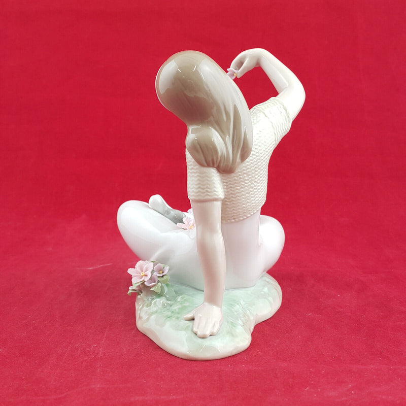 Lladro - Playtime With Petals 7711 (Boxed) - L/N 2103