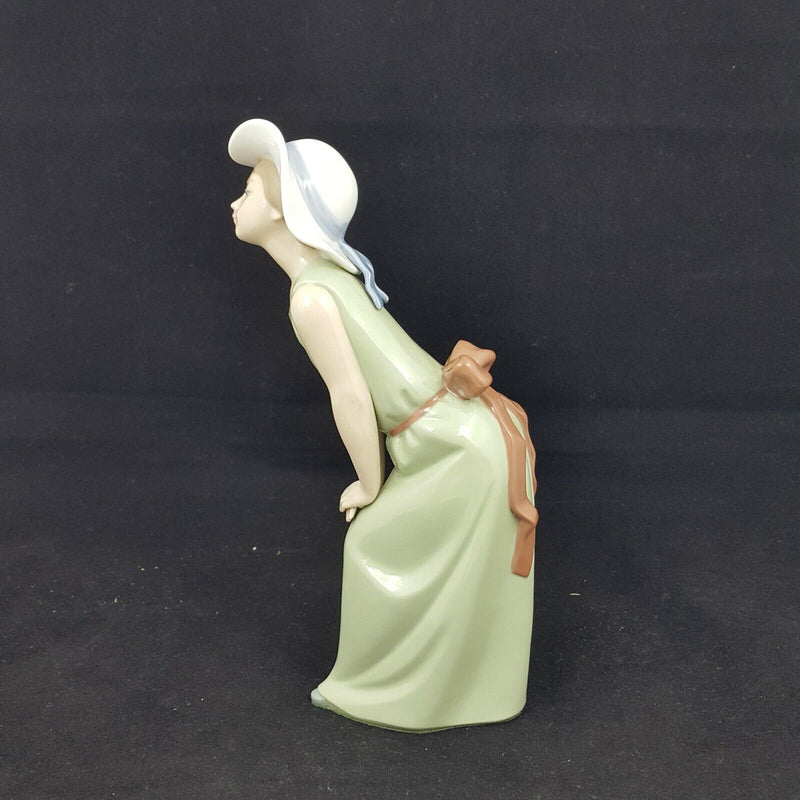 Lladro Figurine Curious Girl With Straw Hat Porcelain 5009 (Boxed)