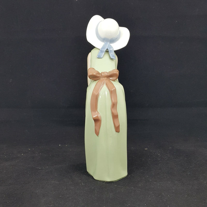 Lladro Figurine Curious Girl With Straw Hat Porcelain 5009 (Boxed)