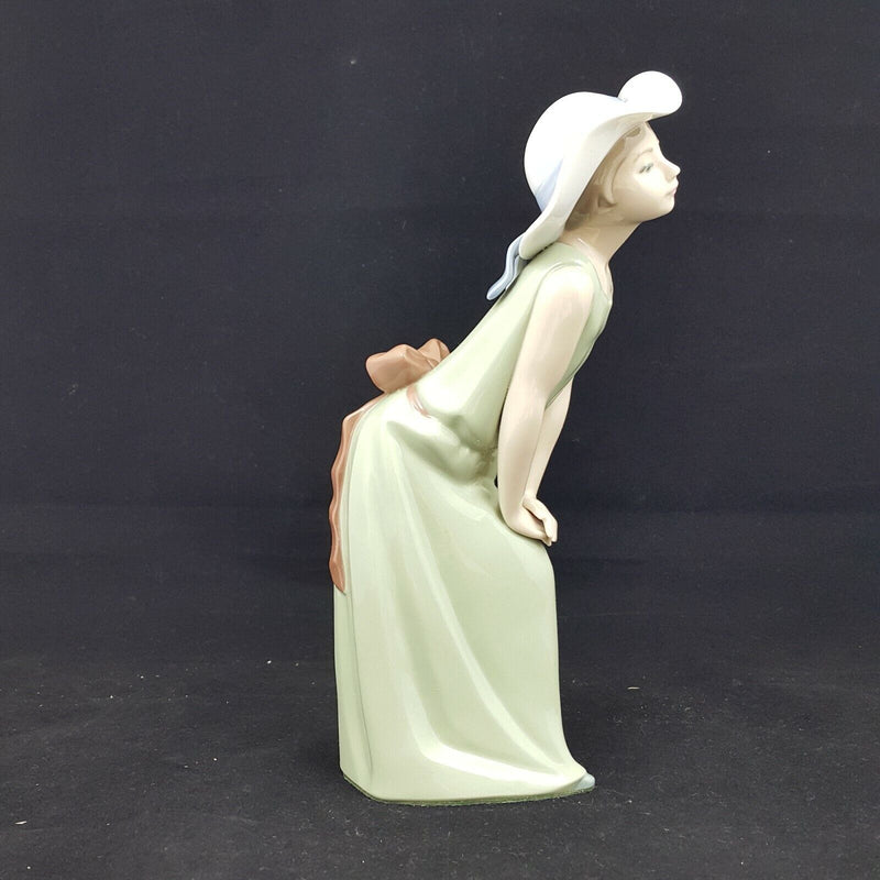 Lladro Figurine Curious Girl With Straw Hat Porcelain 5009 (Boxed)