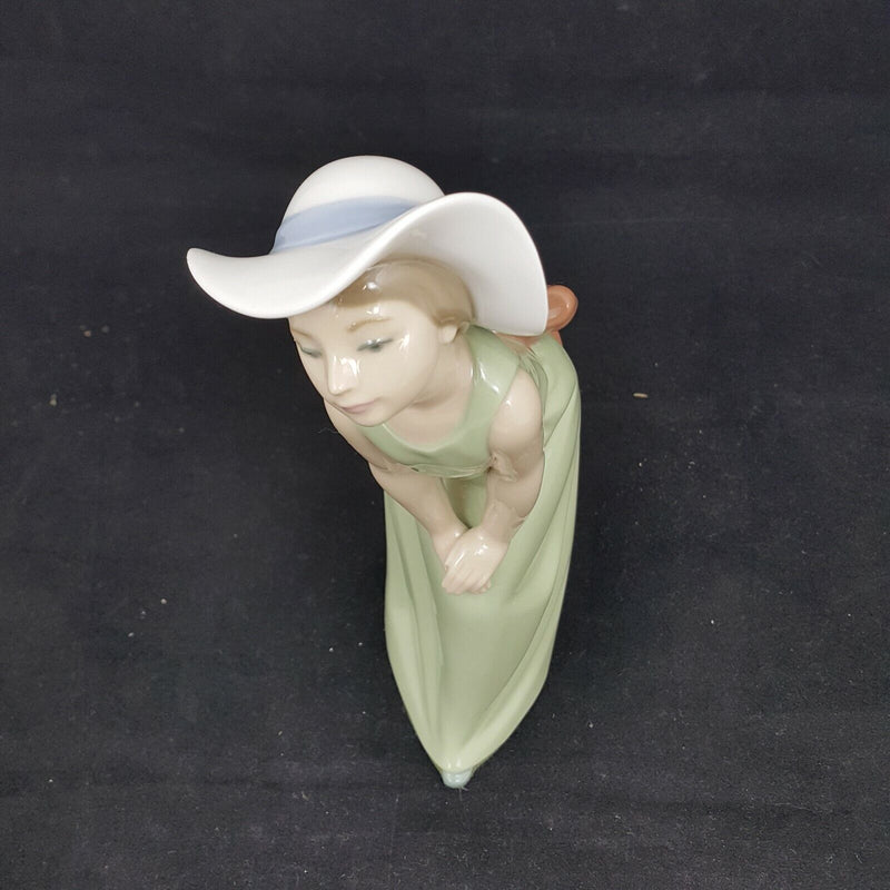 Lladro Figurine Curious Girl With Straw Hat Porcelain 5009 (Boxed)