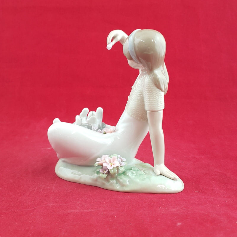 Lladro - Playtime With Petals 7711 (Boxed) - 7314 L/N