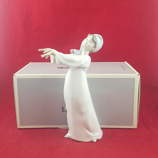 Lladro Nao Figurine 6482 Little Sleepwalker Boxed - 8977 L/N